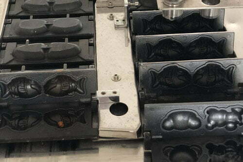 Delimanjoo cake mold on the machine